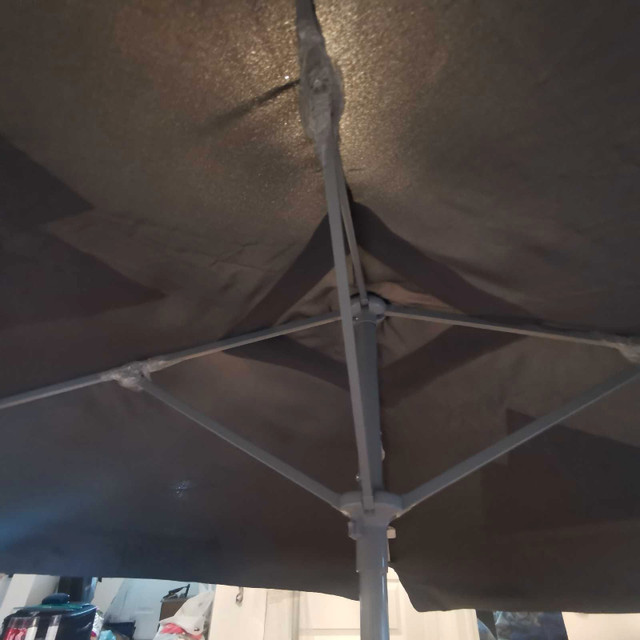 Parasol  brand new avec bloc de ciment et support e dans Mobilier pour terrasse et jardin  à Ville de Montréal - Image 2