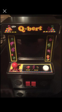 Q* Bert mini Arcade game