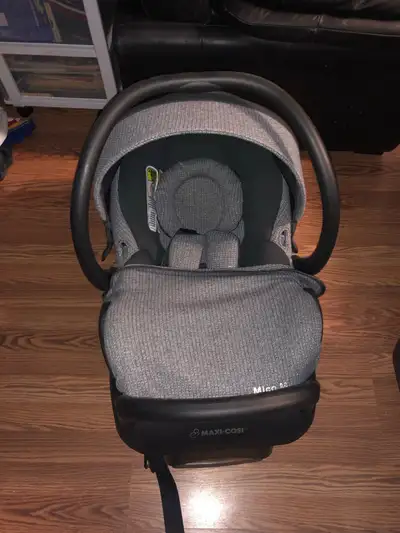Maxi cosi mico max 30 sweater edition with an extra base. Good condition.