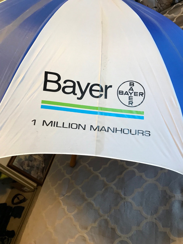 Vintage Bayer Company Umbrella.  in Arts & Collectibles in Sarnia - Image 3
