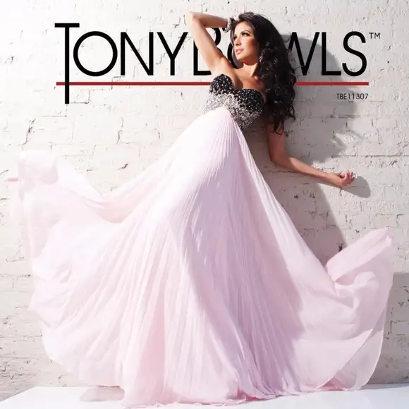 Tony Bowls Designer Grad Prom Dress in Women's - Dresses & Skirts in Delta/Surrey/Langley - Image 4
