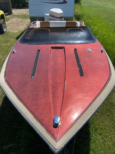 1983 glastron carlson cvx17 speedboat with a 140hp johnson VRO motor. Compression tested, very stron...