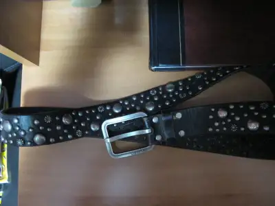ceinture en cuir C.Klein,plusieurs rivets de métal 46 1/2" de long, parfaite condition.$25,si intére...