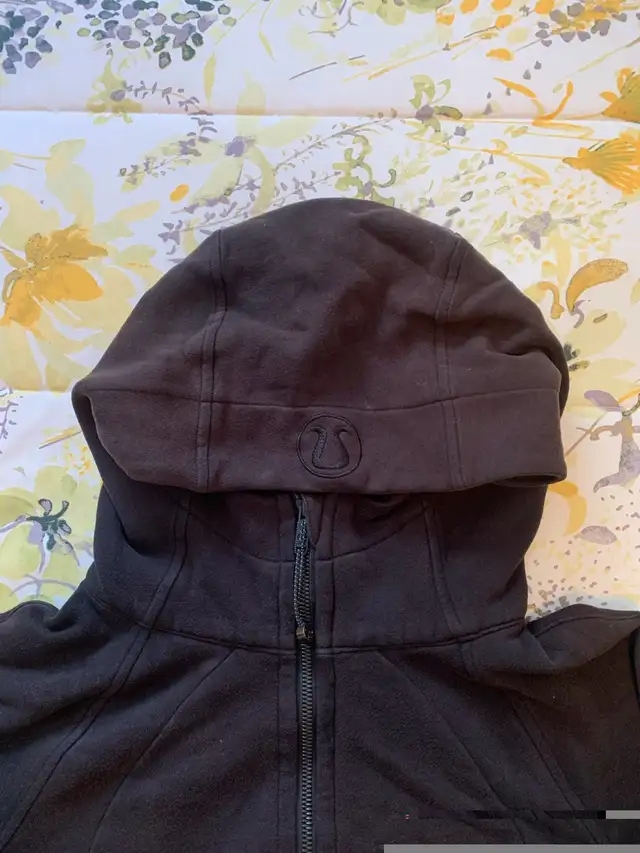  Lululemon  woman’s sweater size 6 in Women's - Tops & Outerwear in City of Halifax - Image 3