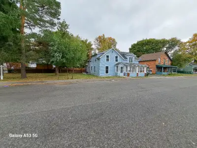 Deseronto, 3 bedroom house with garage