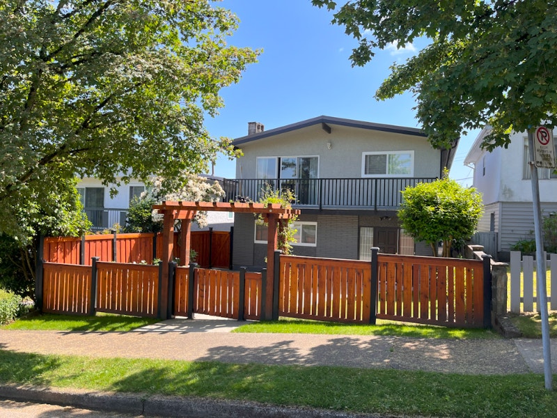 Beautiful 3 Bed / 1 Bath Ground Floor Suite East Van near PNE Long