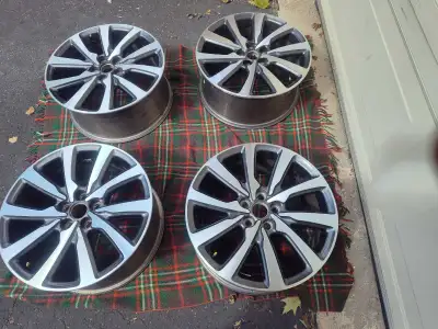 4 wheels complete with pressure sensors Excellent condition.