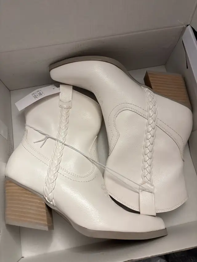 DV Dolce Vita Boots 6 in Women's - Shoes in Calgary - Image 4
