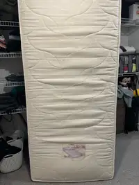 Selling single mattress 