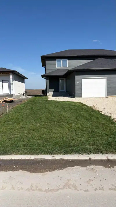 Duplex for rent - in the town of Ste Anne, MB (within commuting distance to Winnipeg; 15 min to Deac...