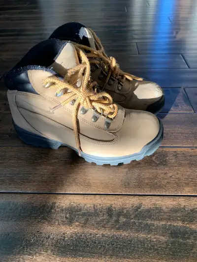 Girl’s  Nike  Air Leather Hiking Boots size UK 3,5, View more