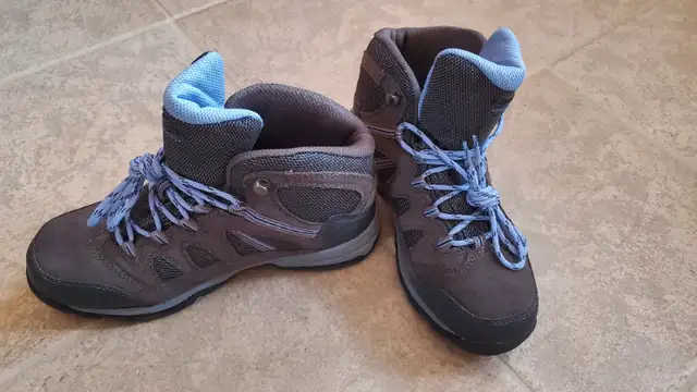 Hiking boots, women's in Women's - Shoes in Markham / York Region - Image 2