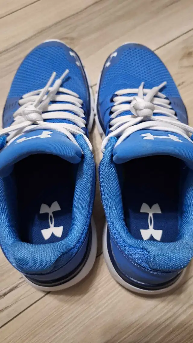 Womens 9.5 Under Armour Micro G Running Shoes in Women's - Shoes in Kitchener / Waterloo - Image 4