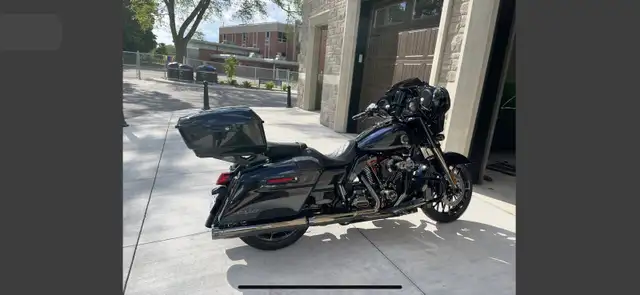 Harley Davidson- Streetglide CVO!!! in Touring in Cambridge - Image 4