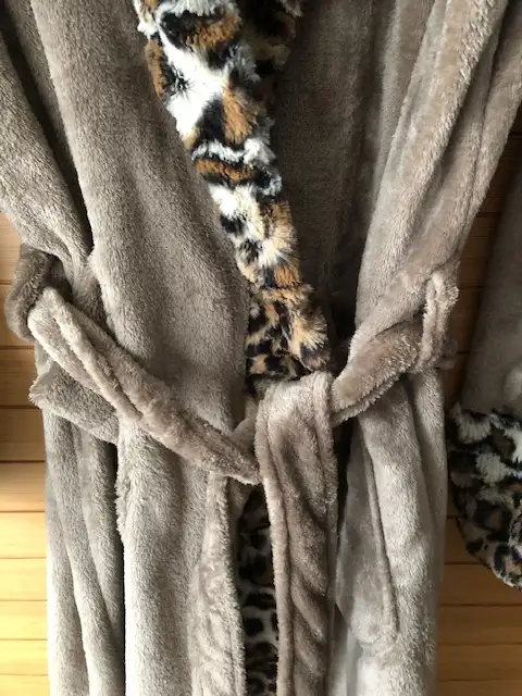 NEW Glamourous Designer Housecoat Shawl Collar Animal Print Robe63234526077185121