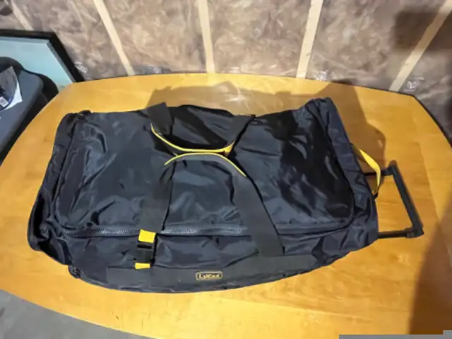 Lucas Duffel Bag with wheels in Other in Ottawa - Image 4