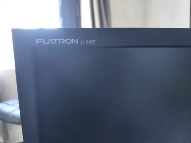LG Flatron L1919S 19in LCD SXGA VGA LCD Monitor - Screen - Ecran in Monitors in Longueuil / South Shore - Image 3