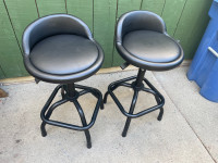 2 bar stools 