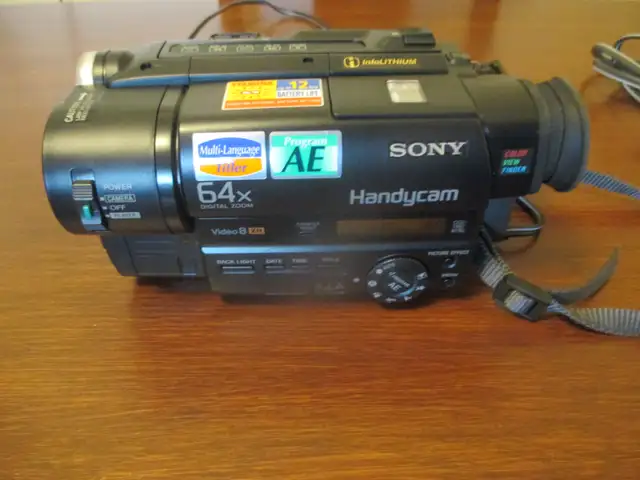 SONY Video 8xR CCD-TR67 Handycam Video Camera Recorder in Cameras & Camcorders in Chatham-Kent - Image 4