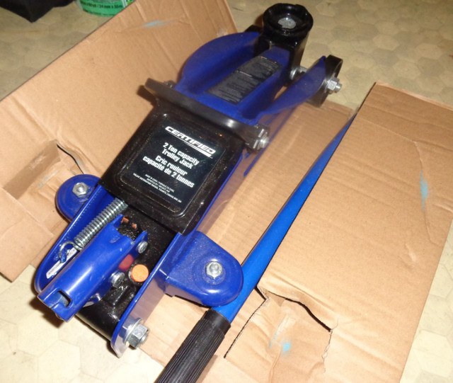 portable certified 2 ton Hydraulic  jack  $ 40 in Hand Tools in Thunder Bay - Image 2