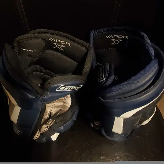 New Kids 10" BAUER VAPOR Hockey Gloves  in Hockey in Barrie - Image 4