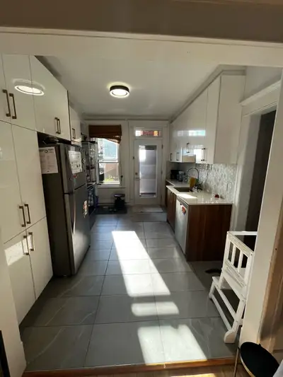 Appartement à louer pour le 1er décembre 2026. Il s’agit d’un grand 5 1/2 situé au rez-de-chaussée d...