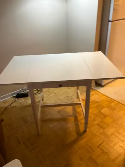 Table de cuisine blanche avec tiroir et 2 chaises comme neuf, View more