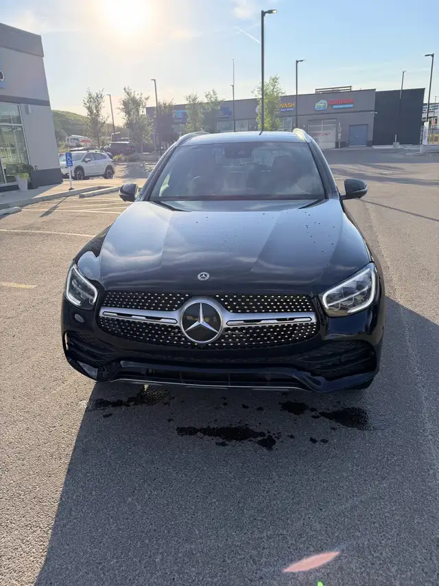 2022 Mercedes-Benz GLC 300 with 37800kms 