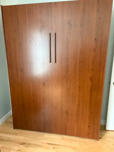 Lit escamotable double avec pas beaucoup d’usure. Très peu utilisé et le matelas est en excellent co...