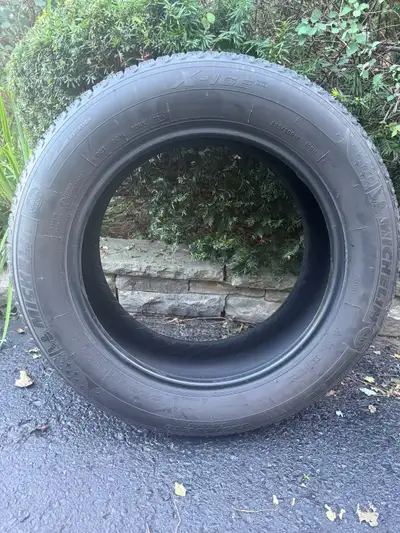 Selling a set of 4 premium Michelin X-Ice Xi3 winter tires size 225/60R18 (100H). Details: Condition...