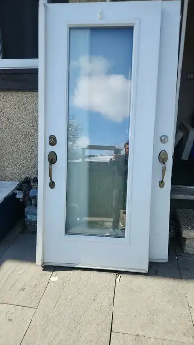 Selling white right hand swing measurements in photos. Please note we do not have keys for the deadb...