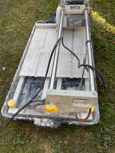 Selling Tile cutting machine( water based), with very sharpe and strong saw blade. Used for a while...