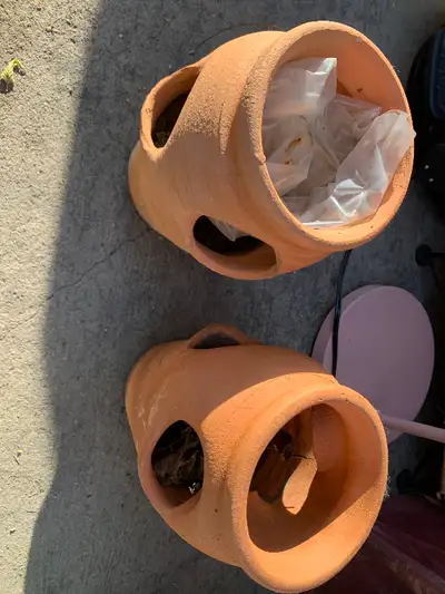 Assorted flower pots all in excellent condition: 1- small Tera cotta matching planters$10