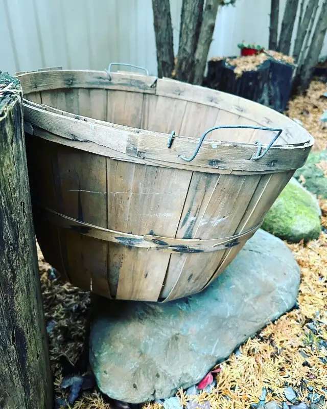 Wooden apple basket with handle, country flower design628637336030751213