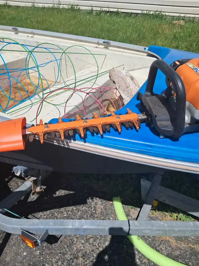 STIHL HS 82R GAS TRIMMER in Lawnmowers & Leaf Blowers in Belleville - Image 3