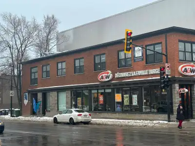 Local commercial de 358 pieds carrés à louer, idéalement situé à l’intersection de la rue Masson et...