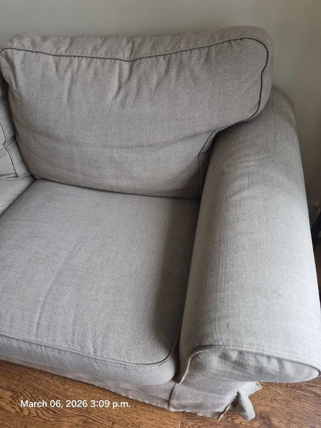 Free Couch and Loveseat in Couches & Futons in Oshawa / Durham Region - Image 9