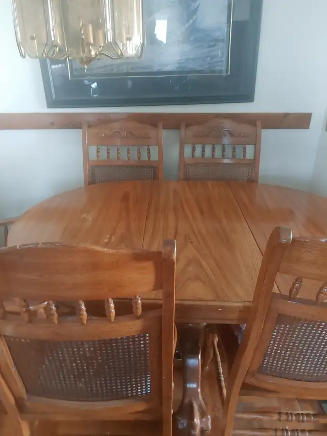 Dining room set in Dining Tables & Sets in Bedford - Image 2
