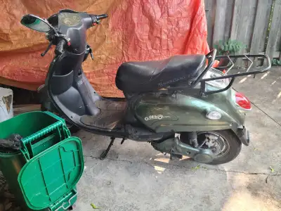 This is a used scooter that would be great for getting around town. The scooter has a 12V 20Ah batte...