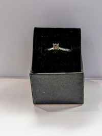 Women's 18K White Gold Diamond Solitaire Diamond Engagement Ring