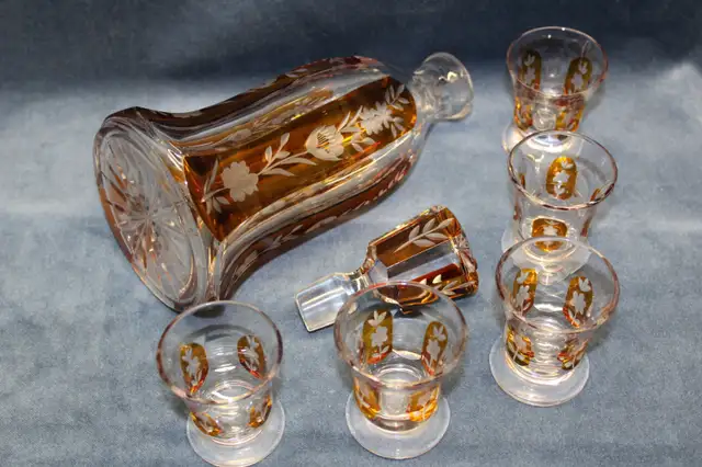 European Amber Color Crystal Decanter and Liqueur Glassware set63417635850883124