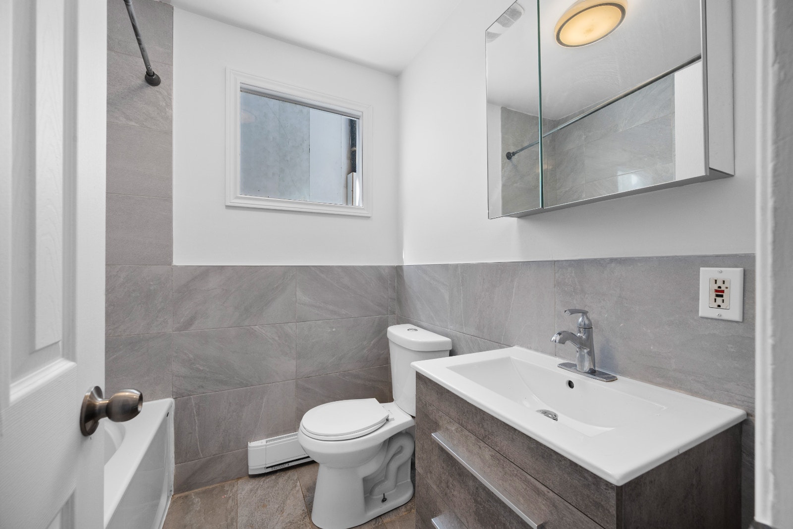 Impeccable 5½ avec 3 chambres à coucher, Libre Immédiatement !! — photo 3