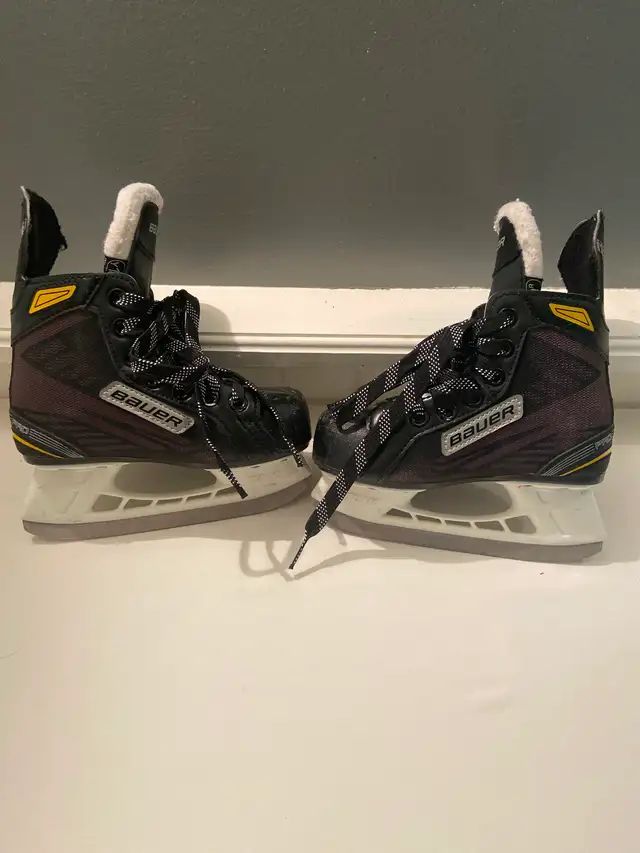 Kids Ice Hockey Skates size 9 size 10 in Skates & Blades in Guelph - Image 8