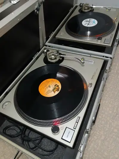 One pair of Techniques SL 1200 MK II in mint condition with case. Asking $1800. Call Wayne : (416) 4...
