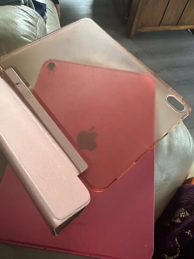iPad 10th gen 256 gb in iPads & Tablets in St. Albert - Image 3