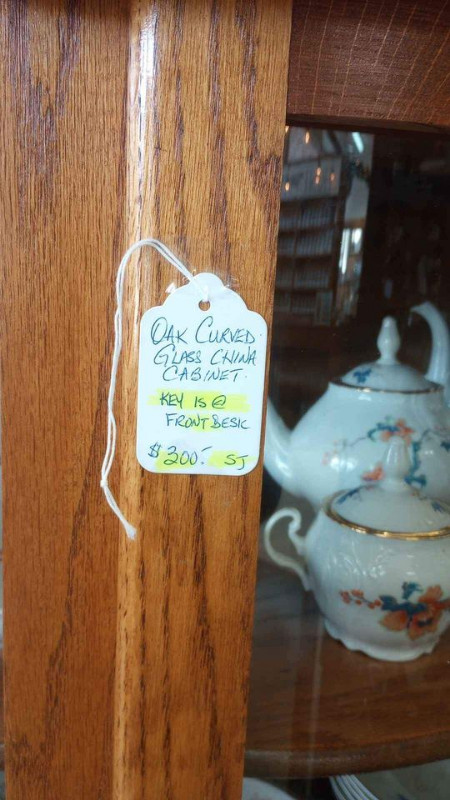 Port Perry Vintage Market - Oak Curved Glass China Cabinet in Hutches & Display Cabinets in Peterborough - Image 2