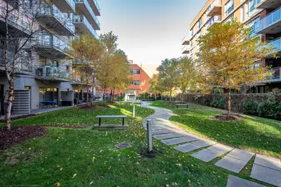 Condo on the 6th floor with a beautiful view of Royalmount. Unit has 1 bedroom, 1 bathroom, 1 den (o...