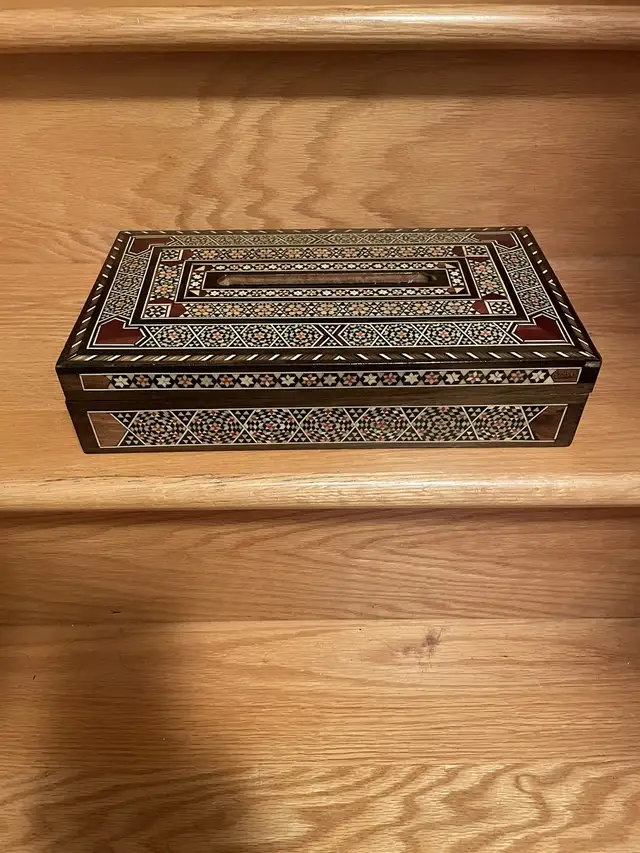 Hand made wood & mother of pearl decorative tissue box in Home Décor & Accents in City of Montréal - Image 2