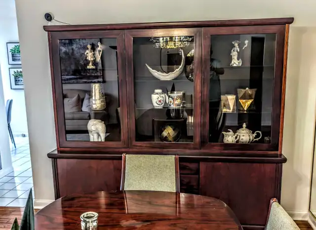 Rosewood Dining Table and Hutch in Hutches & Display Cabinets in City of Toronto - Image 4