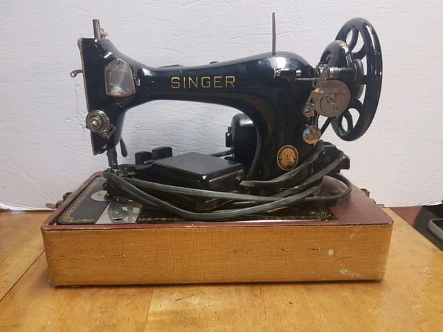 Antique Singer Sewing Machine from the 1940`s in Other in St. Catharines - Image 4